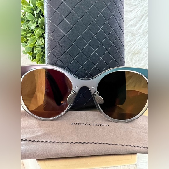 **NWOT** Excellent Bottega Veneta Round Frame, Gunmetal Sunglasses- No Scratches - Picture 11 of 12
